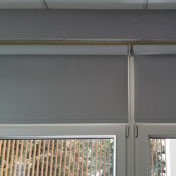 RM 40 Roleta elektryczna zaciemniająca w rozm. 165x160 cm