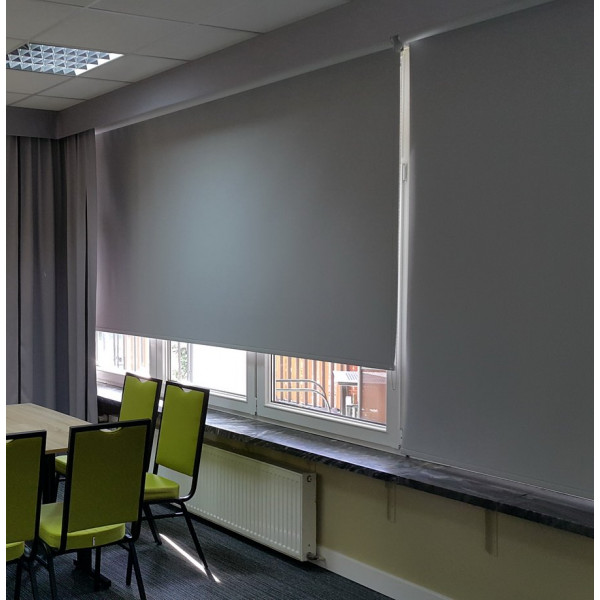 RM 40 Roleta elektryczna zaciemniająca w rozm. 165x160 cm