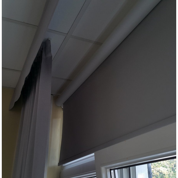 RM 40 Roleta elektryczna zaciemniająca w rozm. 165x160 cm