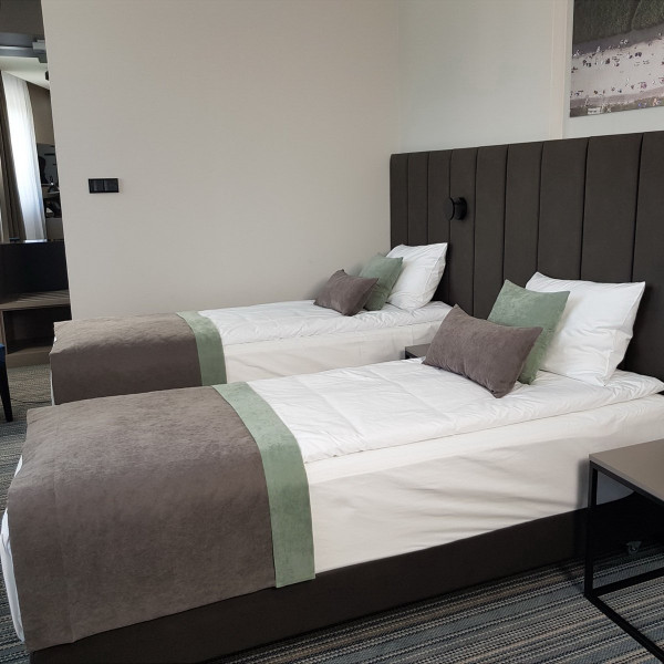 Narzutka na łóżko do pokoju PAS 323 w rozm. 80x140 cm za 10 szt.