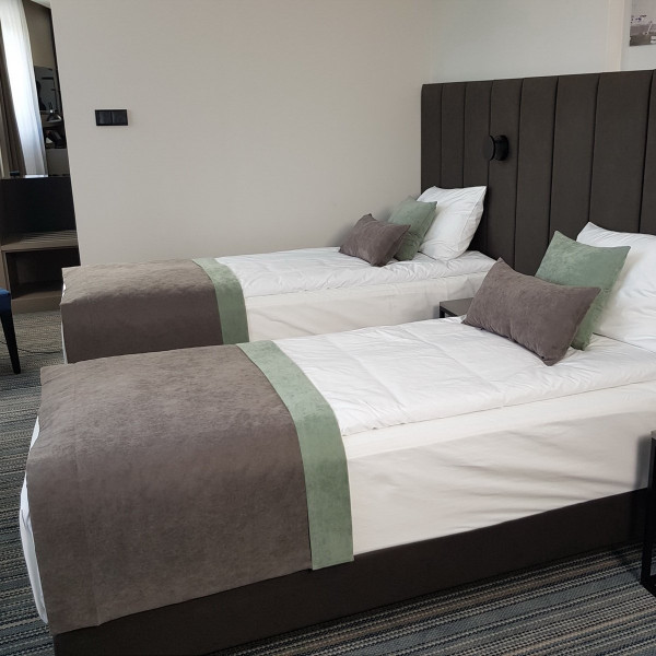 Narzutka na łóżko do pokoju PAS 323 w rozm. 80x140 cm za 30 szt.