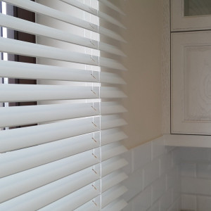 Żaluzje drewniane 50 mm monocommando na wymiar w kolorze AN_44_50 z kolekcji "Unique" 2