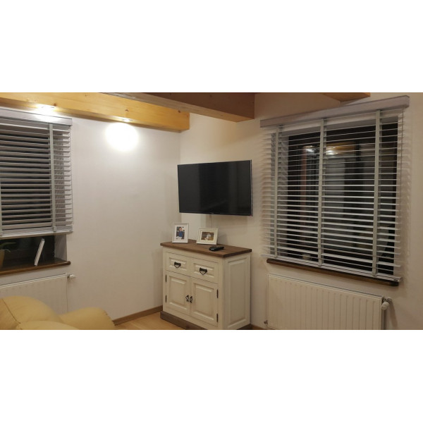 Żaluzje drewniane 50 mm monocommando na wymiar w kolorze AN_44_50 z kolekcji "Unique"