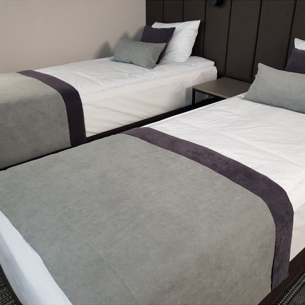 Narzuta na łóżko hotelowe PAS 330 w rozm. 80x170 cm za 10 szt.