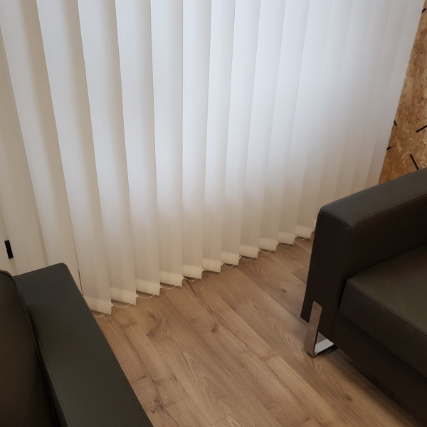 Żaluzje pionowe do biura w rozm. 220x270 cm kolor biały