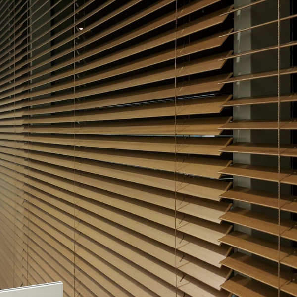 Żaluzje drewniane szerokie 50 mm w rozm. 220x300 cm