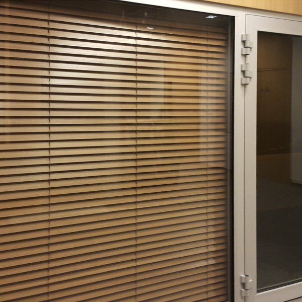 Żaluzje drewniane szerokie 50 mm w rozm. 220x300 cm