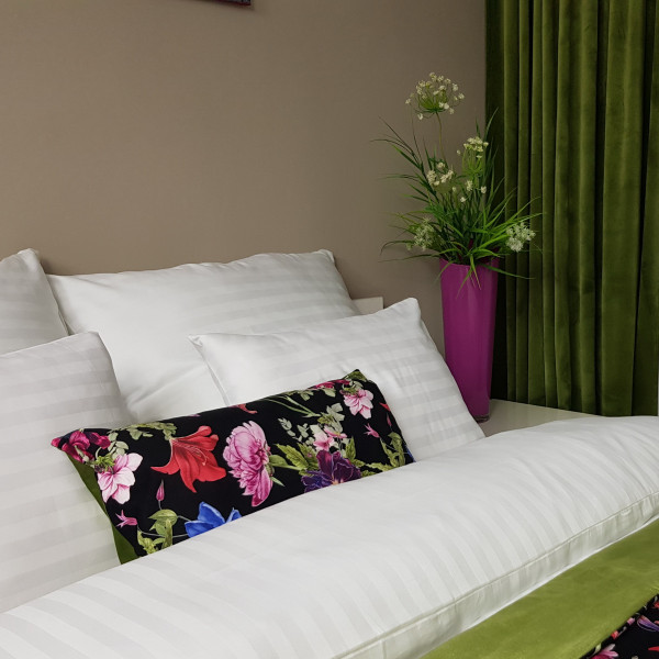 Poszewki dekoracyjne kwiaty w rozm. 30x60 cm SKY112/1 za 30 szt.