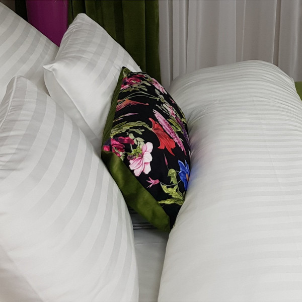 Poszewki dekoracyjne kwiaty w rozm. 30x60 cm SKY112/1 za 30 szt.