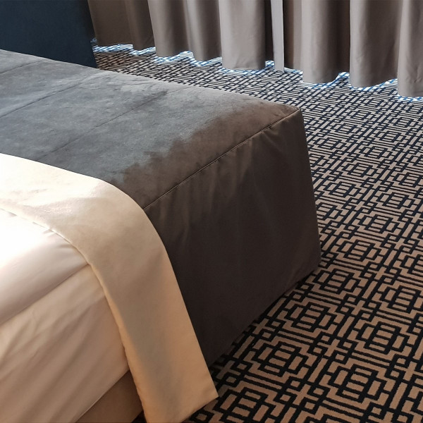 Narzuta na łóżko do hotelu rozm. 90x80x60 cm SKY114/1