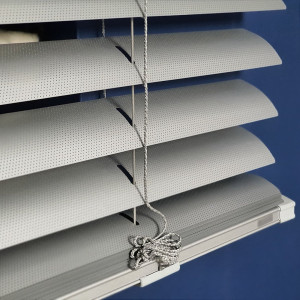 Żaluzja aluminiowa perforowana 50 mm szer. 150x170 cm z maskownicą 2