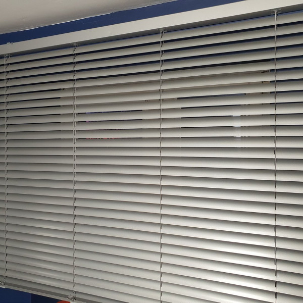 Żaluzja aluminiowa perforowana 50 mm szer. 150x170 cm z maskownicą